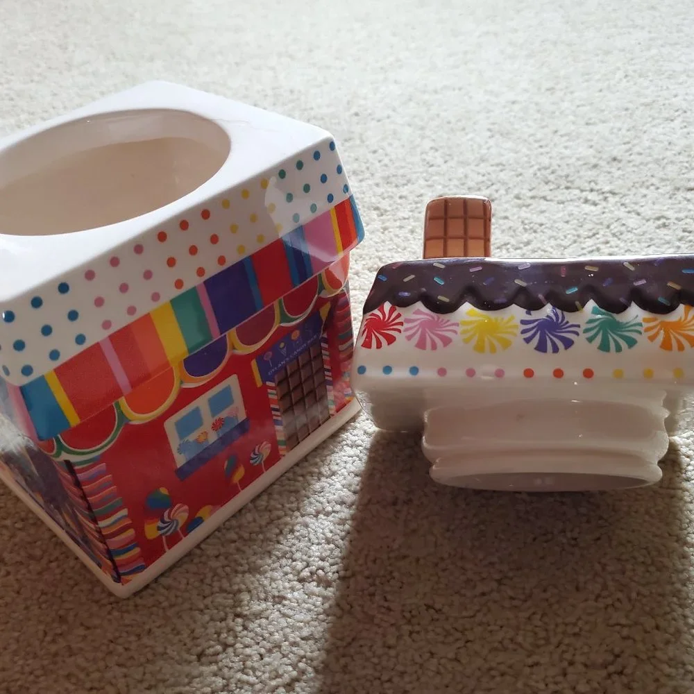 Dylan's Candy Bar Ceramic House - Picture 7 of 11